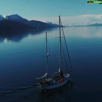 Juana Viale Instagram - Primero soñar. Después desear. Con la fuerza del amor, concretar. Amar lo que uno hacer. Hacer lo que uno ama. Poder poner en palabras, imágenes, en sensaciones los deseos. Aprender a cuidar los mares y a todo lo que vive en ellos. Hablar por quienes se comunican en otro lenguaje. Concientizar. Mostrar lo que algunos vieron y otros quizás no sabían que existía. La fragilidad. Lo inmenso de lo que no vemos, lo delicado del equilibrio. Lo asombroso. Nuestra existencia, también depende de todos ellos. Agradecer. Aquí, la intro de lo que es/será un largo viaje. Con múltiples destinos pero con una sola bandera, El océano. AMAR, CUIDAR, PROTEGER, DISFRUTAR, APRENDER, CONOCER, RESPETAR... Areas marinas protegidas 💙