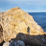 Juana Viale Instagram - Aquí en modo reflexivo. Mirando un poco mi carrete, viendo donde la vida y mis decisiones me han llevado. Donde pude sentir (me), mirar el horizonte, observar lo simple y lo natural de la vida. Y sí, la patagonia, nuestra patagonia, con nuestros msres y lleno de vida por donde espíes. Y pienso en la fragilidad de todo. Como se esta destruyendo, extinguiendo, arrasando frente a nuestras narices y después simplemente sera tarde. Que poder que tienen los gobernadores, intendentes, sindicalistas y el presidente... los de hoy, ayer y mañana para ponernos como país número uno en naturleza, turismo y desarrollos en torno a nuestros recursos naturales sin dañarlos... Aquí les dejo tan solo dos días de mi vida en constante contacto con lo que a mi me llena de vida y que se que si no lo cuidamos, es finito. Ampliemos nuestras areas marinas protegidas. Hagamos que nos escuchen, que nos vean. En fin... mi granito aca y les cuento que pretebdo ser una playa entera... no un granito. Si quieren, se suman a mi visión, amor, deseo, energía, espíritu. Compartanme sus deseos, lo que les gusta de la naturaleza. Besos y que tengan bello día! Ph: @markomagister