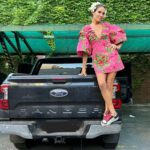 Juana Viale Instagram - Muchos muchos muchos años que @fordargentina y yo nos hemos unido. Amo mi #ranger que me acompaña cuando me visto de princesa y cuando ruteo... es mi hogar... mis hijos identifican nuestra camioneta, mis perros reconocen su sonido cuando llego, es mi hogar en mis viajes.... somos familia, somos la raza fuerte!!! Siempre vamos por mas!!!! Gracias @fordargentina por estar conmigo siempreeeeee