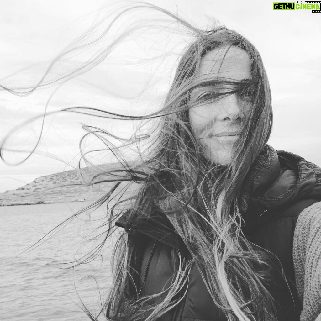 Juana Viale Instagram - Siempre que hay viento me suelto el pelo para que se me vuele, para que se llene de aire, es como ver correr el agua... amo. Me creer que soy mas liviana, me hace sentir el momento, el presente.
