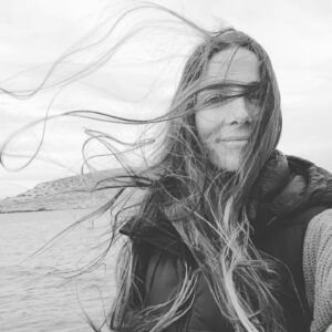 Juana Viale Instagram - Siempre que hay viento me suelto el pelo para que se me vuele, para que se llene de aire, es como ver correr el agua... amo. 
Me creer que soy mas liviana, me hace sentir el momento, el presente.