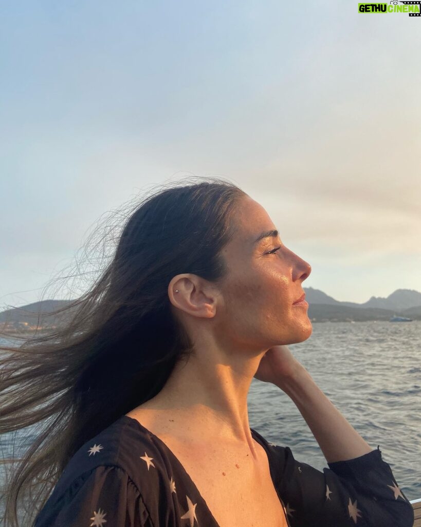 Juana Viale Instagram - El viento, mi guía...