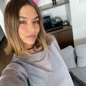 Juanita Arias Instagram - 1: PELITO NUEVO
2: Frase Para el Alma
3: Empezando Nuevo Proyecto 🎬🎥
4:Con la Familia
5: Color Nuevo
6: El Eclipse, Las Sorpresas que Trajo y Sus cambios
7: El Universo Siempre está a Mi Favor