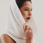 Juanita Arias Instagram - En esta historia nuestras musas son las joyas y la actriz @juanaarias . Los protagonistas son el oro y el ónix de las piezas, representantes de la luz y la oscuridad, y Juana las personifica a ambas. El ónix es conocido por transmutar las energías negativas en positivas, mientras que el oro nos recuerda el poder del sol. Juega con estas energías para tus beauty looks. ¿Lista para hacer alquimia? Foto: @ilretallack Realización: @jordilrivas Modelo: @juanaarias Producción: @ferpachco y @aaalons para #ELLEMéxico Estilismo: @jimmy.her_ Maquillaje: @israquiroz Pelo: @lilttle_lee Uñas: Fanny Nails Editora general: Claudia Cándano @candanoclau