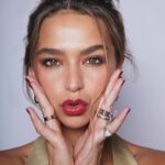 Juanita Arias Instagram - Red lips 💋💄@cosmopolitanmx x @kyliecosmetics Fotos: @caballeronavor Styling: @rodrigoaalcantara Makeup: @ger.parra Pelo: @gabiokka