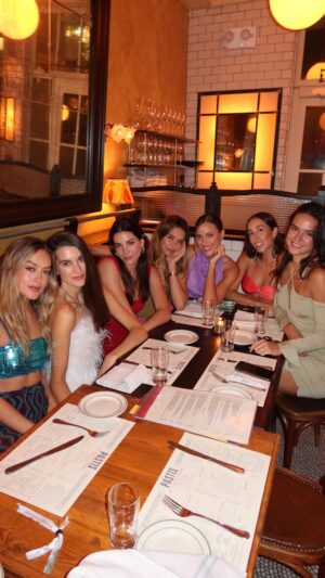 Juanita Arias Instagram - Atendiendo el llamado 🛩️👯‍♀️✨🪩🥂
#DanisBACH