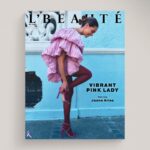 Juanita Arias Instagram - Este octubre nos vestimos de rosa con una historia de reinvención protagonizada por la actriz colombiana Juana Arias y la nueva edición de la icónica manzana de DKNY Be Delicious Orchard St., que persiste en celebrar la individualidad. . . . Fotografía: Enrique Leyva @enriqueleyva_ Protagonista: Juana Arias @juanaarias Realización y texto: Florencia López @florencialo Coordinación: Paula Prieto @paulaprietomtz Editora en jefe: Stephanie Arouesty @steph_aro Dirección de arte: Alexis López @alexislornelas Estilismo: Sofía Flores @sofyflorees Maquillaje: Roberto Sierra @robbielikemargot Pelo: Aldo Ek @aldo.ek Uñas: María Sofía Pérez  Asistente de estilismo: Ana Lucía Marban @analumarbab Locación: Hotel Brick @brick_hotel . . . #lbeautemx #juanaarias #dkny #actress #actriz #fragrance #fragancia #perfume #belleza #beauty #bedelicious
