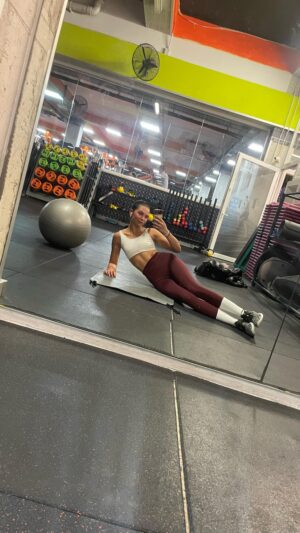 Juanita Arias Instagram - 50 Repeticiones de Cada uno de los ejercicios que ven y la última plancha la hago por un min 💪🏻🍫 #500Abs 

50 repetitions of each of the exercises you see and the last plank I do it for a minute 💪🏻🍫 #500Abs

Recibí sus mensajes y me animé a subir la rutina q he estado haciendo para completar mis 500 abs diarios ( Descanso Domingo ) pero vale aclarar que YO NO SOY ENTRENADORA!!! Esto me sirve  a mi, pero creo que cada quien tiene que ver lo que le funcione, lo que le resuene y le siente bien a su cuerpo! Esto es solo una idea para los que quieran hacer el reto conmigo ! 
❤️