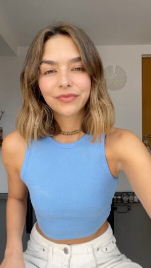 Juanita Arias Instagram - TÉCNICAS PARA CORTARSE EL PELO 🤣 ! QUE SE VENGAN LOS CAMBIOS 🌪️! Más Liviana, más Creativa, más libre 🦋