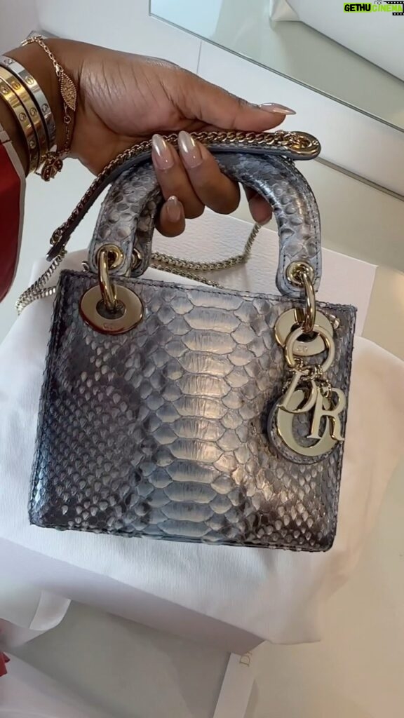 Juddy da Conceição Instagram - E a que escolhi e que vocês ajudaram foi a de cobra 🐍 amei esta lady @dior