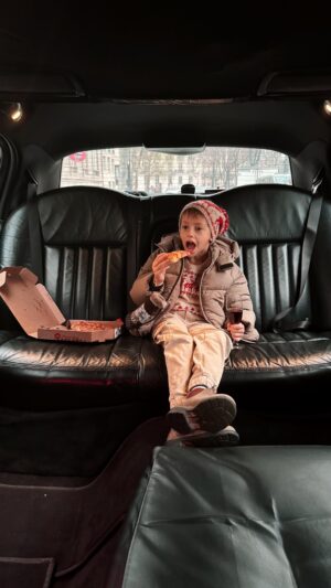 Julia Flabat Instagram - Edan Mc Callister part 3 🍕
« Maman j’ai encore raté l’avion »
📍 Paris
@fsgeorgevparis