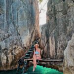 Julia Flabat Instagram - 📍Twin Lagoon, Coron, Philippines 🇵🇭 Un lagon qui en cache un autre 🥰 Sur la 2eme photo, vous pouvez voir le petit passage sous l’eau pour atteindre le 2eme lagon (ou faire comme moi et passer par les escaliers 😅) D’ailleurs on a bien fait, il y avait une méduse boîte juste en dessous 😱. #roadtripphilippines @maisonsduvoyage