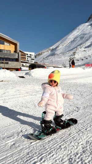 Julia Flabat Instagram - Récap Ella depuis ses 2 ans🏂🛹🤍
-
Ella a toujours aimé la glisse
Trop hâte de la revoir rider à la montagne à Noël 😍