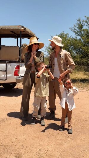 Julia Flabat Instagram - La famille de la Jungle 😁📽️
-
Avez-vous la réf ?