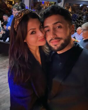 Julia Flabat Instagram - Que cette nouvelle année soit exceptionnelle ✨
-
Quelle est votre résolution numéro 1 pour 2024 ? 
Eddy : Me perfectionner encore plus au skate 
Julia : Apprendre à Écouter et aimer mon corps 
Edan : Apprendre à faire la coupole au breakdance 
Ella : Dormir dans mon lit toute la nuit 
Mamie : Trouver la personne qui prendra soin de moi 

Et vous ??