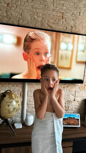 Julia Flabat Instagram - Edan McCallister part 2 😱🛁
-
Mon passage préféré 🎬
Il y a 1 an Edan s’entraînait déjà à reproduire toutes les scènes du film 😅
-
Quelle scène du film aimeriez-vous qu’on recréer avec Edan ?
#EdanMcCallister