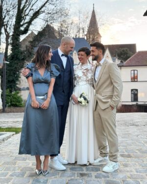 Julia Flabat Instagram - Wedding day 👰🏻
Ma Sista s’est mariée 🎉😍
Une très belle journée en famille🤍
Et forcément, on y pense de   en   avec Julia 
Un mariage à l’étranger ? Des conseils ?
-
📍@domainereinemargot 5*
À deux pas de Paris, vue sur la dame de fer