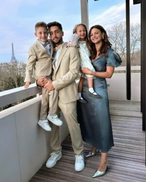 Julia Flabat Instagram - Wedding day 👰🏻
Ma Sista s’est mariée 🎉😍
Une très belle journée en famille🤍
Et forcément, on y pense de   en   avec Julia 
Un mariage à l’étranger ? Des conseils ?
-
📍@domainereinemargot 5*
À deux pas de Paris, vue sur la dame de fer