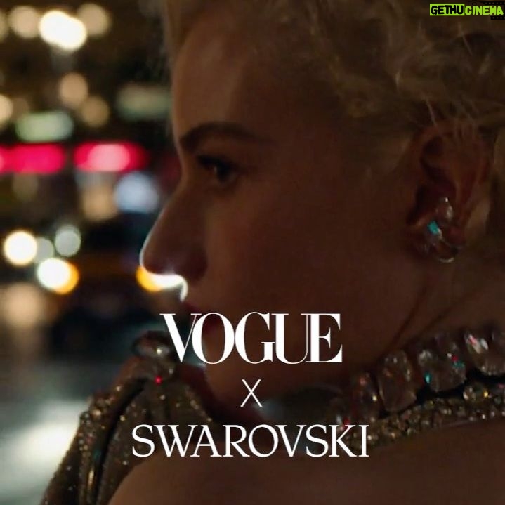 Julia Garner Instagram - 💎 @swarovski 💎 @voguemagazine 💎 #IgniteYourDreams Stylist: @tabithasimmons Makeup: @hungvanngo Hair: @bobbyeliot