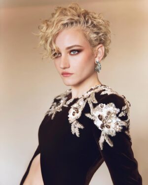 Julia Garner Instagram - EMMYS 2022 🤎 

Thank you @gucci @swarovski for getting us ready.
