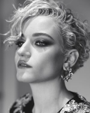 Julia Garner Instagram - EMMYS 2022 🤎 

Thank you @gucci @swarovski for getting us ready.