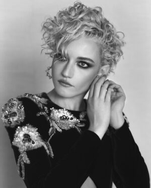 Julia Garner Instagram - EMMYS 2022 🤎 

Thank you @gucci @swarovski for getting us ready.