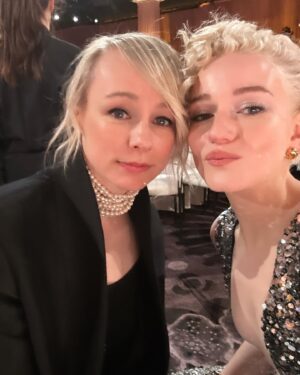 Julia Garner Instagram - Golden Globes for the girlies. 💕 Congratulations to all the winners. ⭐️

Thank you @sabatods and @gucci for the most gorgeous sparkly dress. 🪩