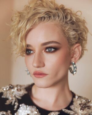 Julia Garner Instagram - EMMYS 2022 🤎 

Thank you @gucci @swarovski for getting us ready.
