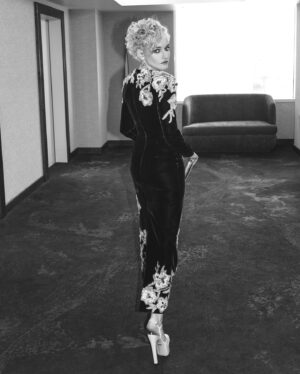 Julia Garner Instagram - EMMYS 2022 🤎 

Thank you @gucci @swarovski for getting us ready.