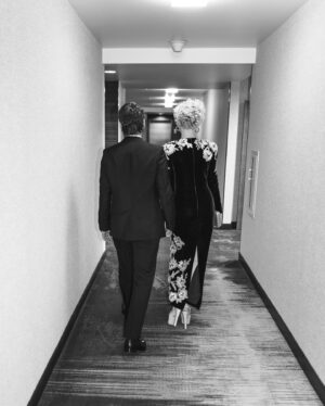 Julia Garner Instagram - EMMYS 2022 🤎 

Thank you @gucci @swarovski for getting us ready.