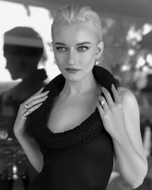 Julia Garner Instagram - ✨ Moments before @vanityfair captured by the phenomenal @eliastahan. I love you all. 🫶#VFOscars#VanityFairOscarparty#oscars