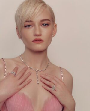 Julia Garner Instagram - 💕Golden Globes 💕 

Thank you to Gucci for this dreamy pink look. I’m so in love with dress 💕 Photographer @eliastahan 

@gucci 
@debeersofficial 
@elizabethsaltzman 
@emilychengmakeup 
@bobbyeliot 
@betina_goldstein 
@lordgmv 
@traceycunningham1 
@facegym