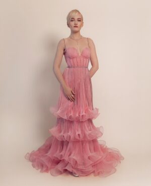 Julia Garner Instagram - 💕Golden Globes 💕 

Thank you to Gucci for this dreamy pink look. I’m so in love with dress 💕 Photographer @eliastahan 

@gucci 
@debeersofficial 
@elizabethsaltzman 
@emilychengmakeup 
@bobbyeliot 
@betina_goldstein 
@lordgmv 
@traceycunningham1 
@facegym