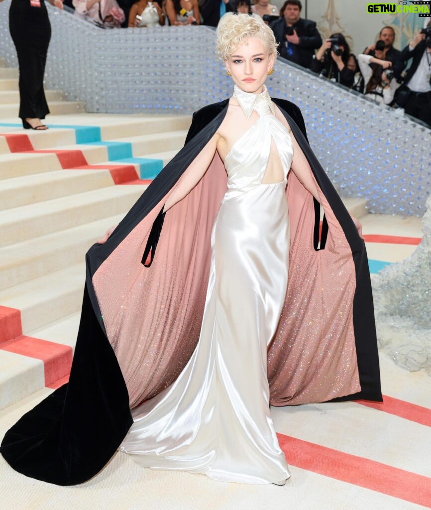 Julia Garner Instagram - Karl Lagerfeld: A Line of Beauty. Thank you @metmuseum and @voguemagazine for the elegant evening. Such a beautiful tribute to Karl Lagerfeld. Also, thank you to the @gucci family and my incredible creative team for putting together this dreamy look. 💕😻💕 #metgala2023