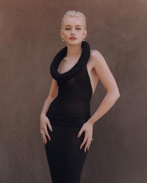 Julia Garner Instagram - ✨ Moments before @vanityfair captured by the phenomenal @eliastahan. I love you all. 🫶#VFOscars#VanityFairOscarparty#oscars
