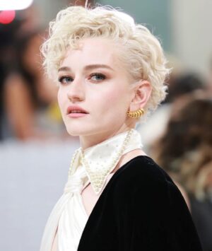 Julia Garner Instagram - Karl Lagerfeld: A Line of Beauty. Thank you @metmuseum and @voguemagazine for the elegant evening. Such a beautiful tribute to Karl Lagerfeld. Also, thank you to the @gucci family and my incredible creative team for putting together this dreamy look. 💕😻💕 #metgala2023