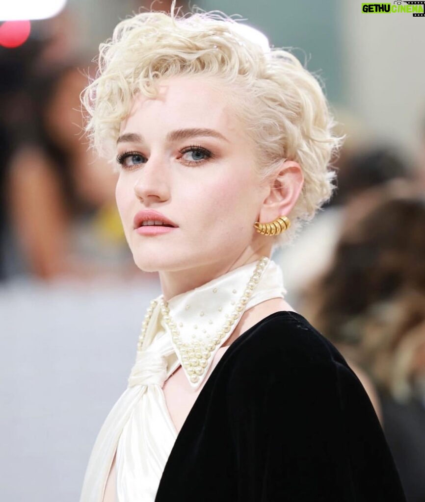 Julia Garner Instagram - Karl Lagerfeld: A Line of Beauty. Thank you @metmuseum and @voguemagazine for the elegant evening. Such a beautiful tribute to Karl Lagerfeld. Also, thank you to the @gucci family and my incredible creative team for putting together this dreamy look. 💕😻💕 #metgala2023