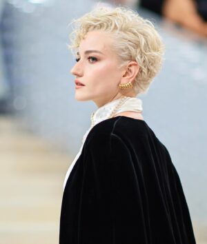Julia Garner Instagram - Karl Lagerfeld: A Line of Beauty. Thank you @metmuseum and @voguemagazine for the elegant evening. Such a beautiful tribute to Karl Lagerfeld. Also, thank you to the @gucci family and my incredible creative team for putting together this dreamy look. 💕😻💕 #metgala2023