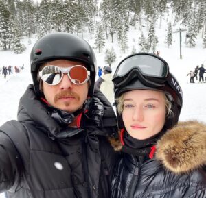Julia Garner Instagram - Ski day! ⛷❄️🤍 HAPPY NEW YEAR! XO

(FYI this is faux fur)
