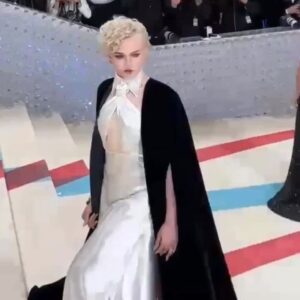 Julia Garner Instagram - Karl Lagerfeld: A Line of Beauty. Thank you @metmuseum and @voguemagazine for the elegant evening. Such a beautiful tribute to Karl Lagerfeld. Also, thank you to the @gucci family and my incredible creative team for putting together this dreamy look. 💕😻💕 #metgala2023