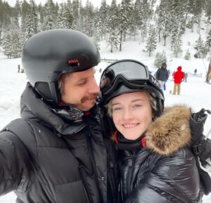 Julia Garner Instagram - Ski day! ⛷❄️🤍 HAPPY NEW YEAR! XO

(FYI this is faux fur)