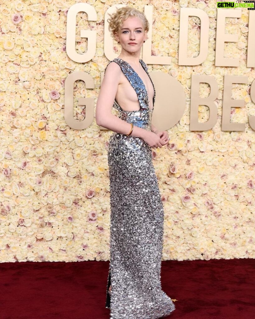 Julia Garner Instagram - Golden Globes for the girlies. 💕 Congratulations to all the winners. ⭐️ Thank you @sabatods and @gucci for the most gorgeous sparkly dress. 🪩