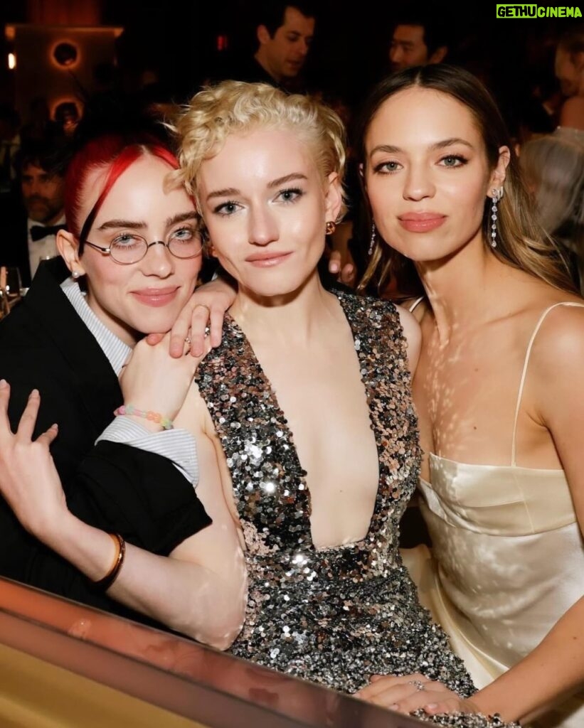 Julia Garner Instagram - Golden Globes for the girlies. 💕 Congratulations to all the winners. ⭐️ Thank you @sabatods and @gucci for the most gorgeous sparkly dress. 🪩