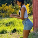 Julia Kelly Instagram - old boot goofin'