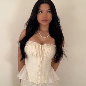 Julia Kelly Instagram - Hopeless romantic 🏹