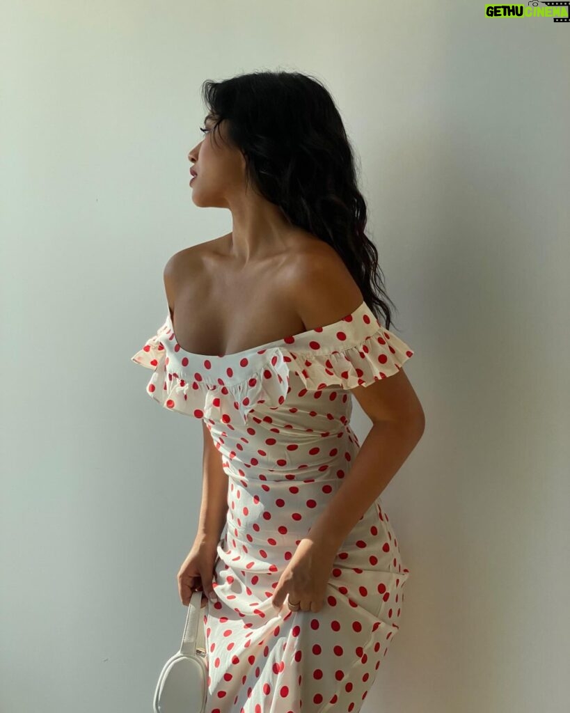 Julia Kelly Instagram - Loves a good summer dress 🏹