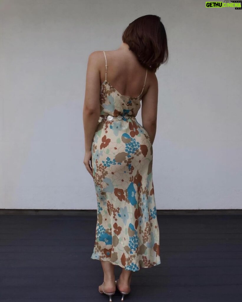 Julia Kelly Instagram - Loves a good summer dress 🏹