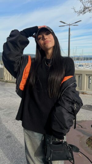 Julia Morgante Instagram - FAV BOMBERS @prettylittlething 🧡 (toujours très à l’aise de gesticuler devant une caméra) #notsponso