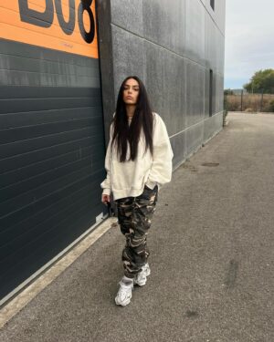 Julia Morgante Instagram - PASSION gros sweat oversize ! encore une tenue full @prettylittlething 🌵(et sans vouloir influencer personne, sachez qu’en ce moment le site présente -40%, bon timming pour se refaire une garde robe d’hiver oupsssiii)

#collaboration #jailissémafigure