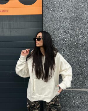 Julia Morgante Instagram - PASSION gros sweat oversize ! encore une tenue full @prettylittlething 🌵(et sans vouloir influencer personne, sachez qu’en ce moment le site présente -40%, bon timming pour se refaire une garde robe d’hiver oupsssiii)

#collaboration #jailissémafigure